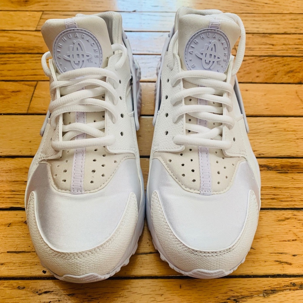 *LIKE NEW* Nike Air Huarache Run size 7 in white